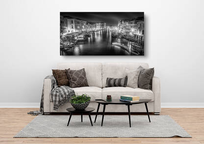 Venedig, Venezien – Blick von der Rialto Brücke auf den Canale Grande bei Nacht – Bild 2
