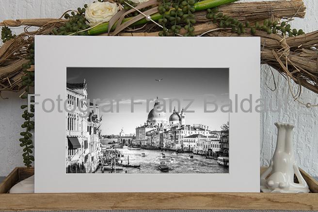 Venedig, Venezien – Canale Grande mit Basilika Santa Maria della Salute als Fine Art Schwarzweiß-Fotografie 2 Venedig, Venezien – Canale Grande mit Basilika Santa Maria della Salute als Fine Art Schwarzweiß-Fotografie – Bild 2