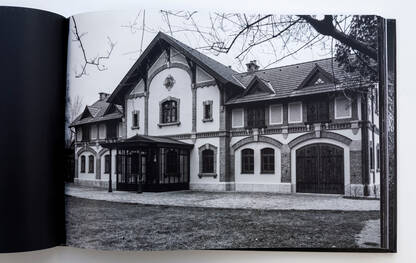 Historisches Gebäude mit markanten architektonischen Details in Schwarz-Weiß.