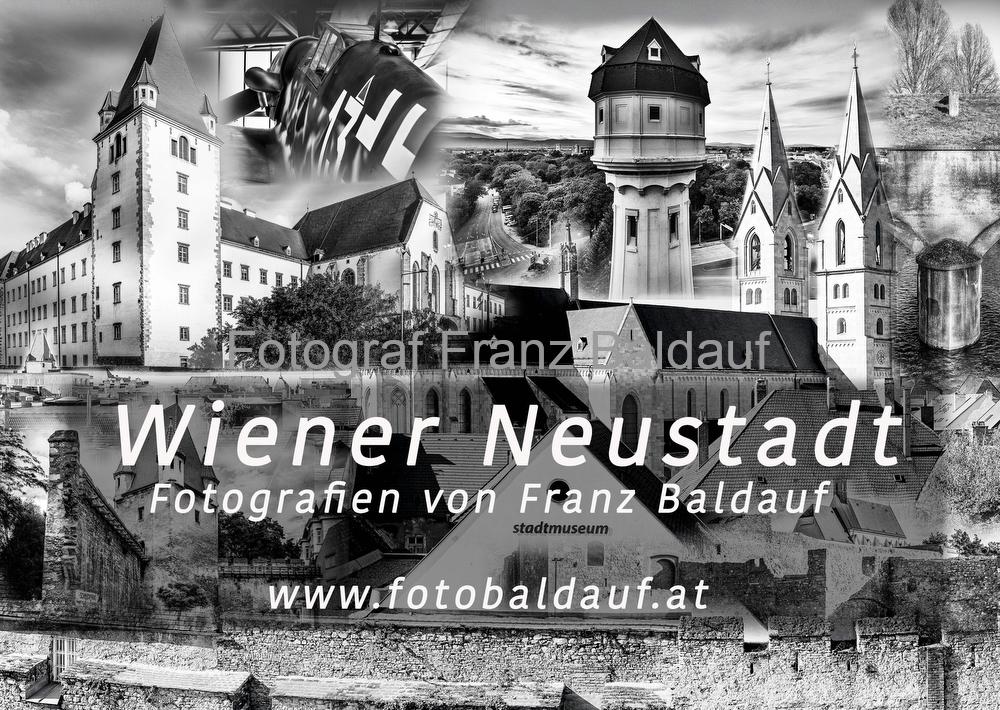 "WIENER NEUSTADT" fotografiert von Franz Baldauf 5 Collage von Fotografien aus Wiener Neustadt auf dem Deckblatt des Kalenders, die verschiedenen Motive wie historische Gebäude, Wahrzeichen und Landschaften in schwarz-weiß präsentiert.