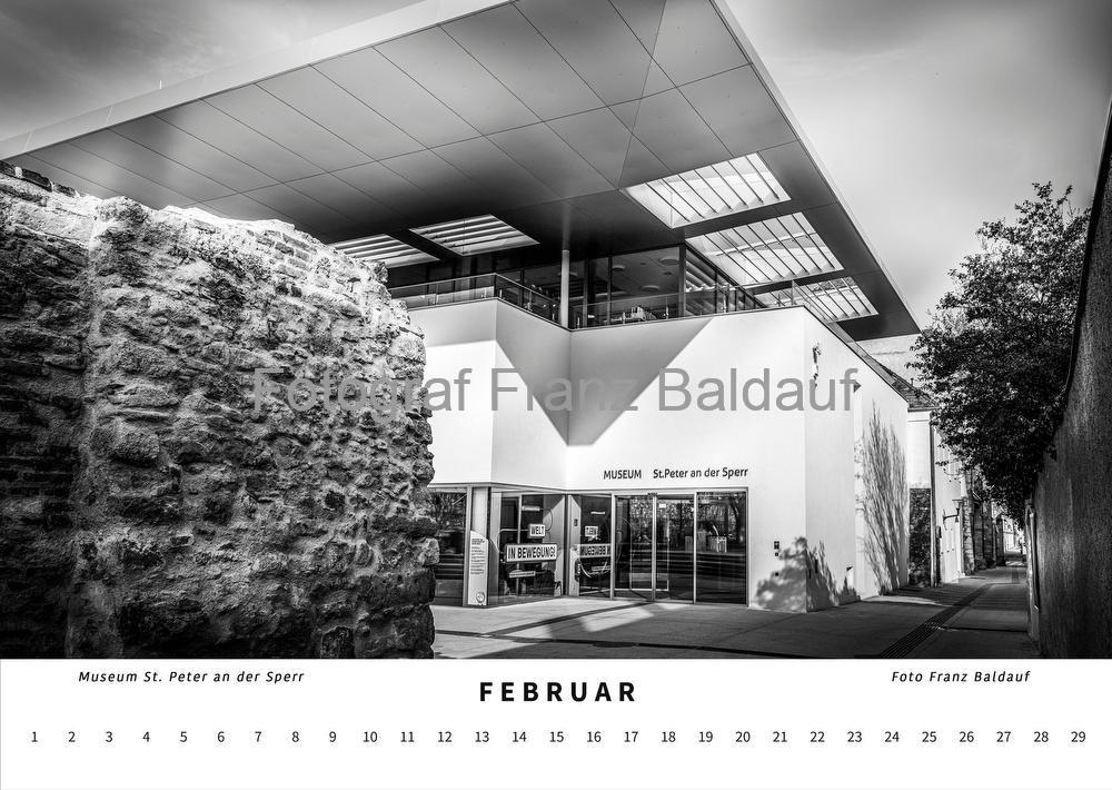 "WIENER NEUSTADT" fotografiert von Franz Baldauf 7 Schwarz-weiß Fotografie des Museums St. Peter an der Sperr in Wiener Neustadt im Februar, mit modernen Architekturelementen und historischen Mauern, die eine interessante Mischung aus Vergangenheit und Gegenwart zeigen.