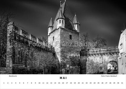 Schwarz-weiß Fotografie der alten Stadtmauer mit dem Reckturm in Wiener Neustadt im Mai, die die historische Architektur und den Charme der Stadt einfängt.