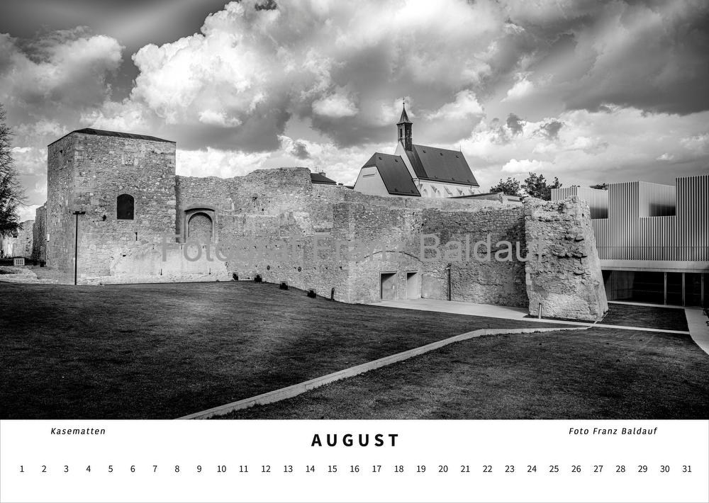 "WIENER NEUSTADT" fotografiert von Franz Baldauf 13 Schwarz-weiß Fotografie der freigelegten Kasematten im Stadtpark von Wiener Neustadt im August, mit Blick auf die historischen Mauern und die umliegende Parklandschaft.